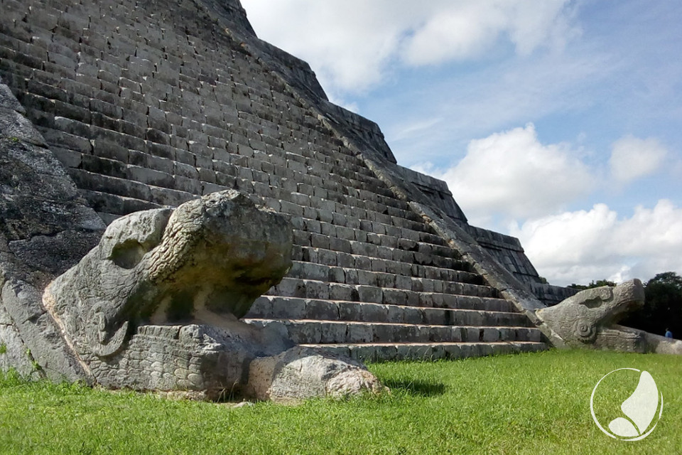 Mayantours Serpientes Templo de Kukulkán Chichén-Itzá